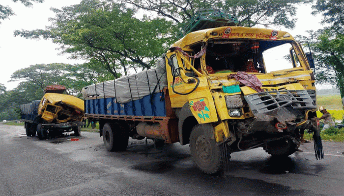 দাঁড়ানো ট্রাকে রডভর্তি ট্রাকের ধাক্কা, নিহত ১ দাঁড়ানো ট্রাকে রডভর্তি ট্রাকের ধাক্কা, নিহত ১