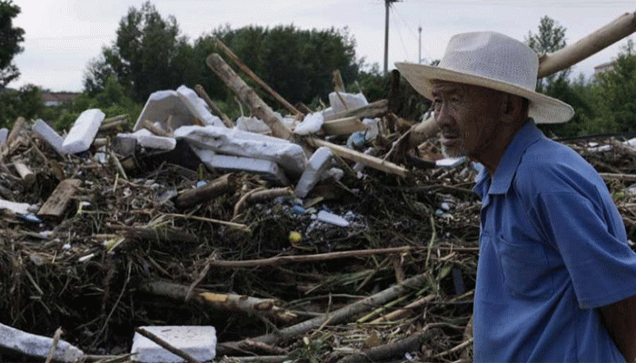 ভারী বৃষ্টিতে বিপর্যস্ত চিনের রাজধানী বেজিং, অন্তত ৩০ জনের মৃত্যু