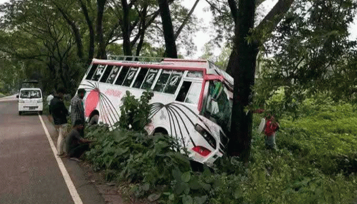 ঢাকা-বরিশাল মহাসড়কে পথচারীর মৃত্যু, আহত ৫