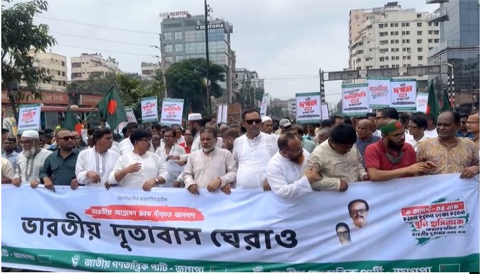 শেখ হাসিনাকে ফেরত দেওয়ার দাবিতে বাড্ডায় সড়ক অবরোধ