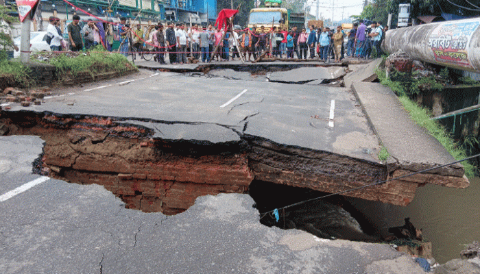 চট্টগ্রামে ভারী বর্ষণে ভেঙে গেল ব্রিজ