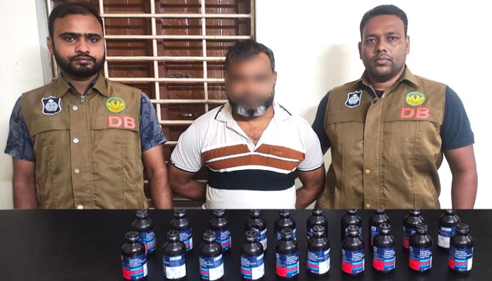 মহানগরীতে ভারতীয় ফেনসিডিল-সহ মাদক কারবারী মতি গ্রেফতার মহানগরীতে ভারতীয় ফেনসিডিল-সহ মাদক কারবারী মতি গ্রেফতার