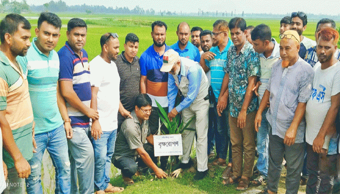 গণঅভ্যুত্থানে শহীদ জিল্লুর রহমানের স্মরণে গাবতলীতে বৃক্ষরোপণ ও স্প্রে মেশিন-ক্রীড়া  সামগ্রী বিতরণে সাবেক এমপি লালু