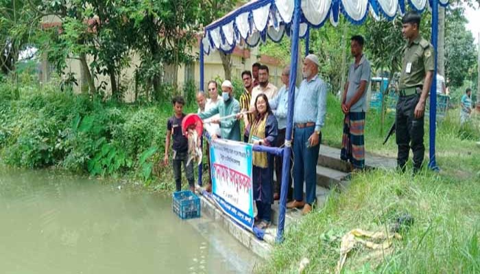 মোহনপুরে উন্মুক্ত জলাশয়ে মাছের পোনা অবমুক্ত মোহনপুরে উন্মুক্ত জলাশয়ে মাছের পোনা অবমুক্ত