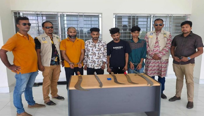 বরিশালে ৬টি দেশীয় অস্ত্র ও ৩৮০ পিস ইয়াবাসহ নগর পুলিশের অভিযানে আটক ০৪ জন বরিশালে ৬টি দেশীয় অস্ত্র ও ৩৮০ পিস ইয়াবাসহ নগর পুলিশের অভিযানে আটক ০৪ জন