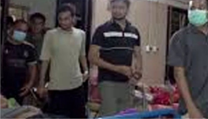 শেখ মুজিবের পোস্টার লাগাতে গিয়ে গণপিটুনিতে আহত ৪