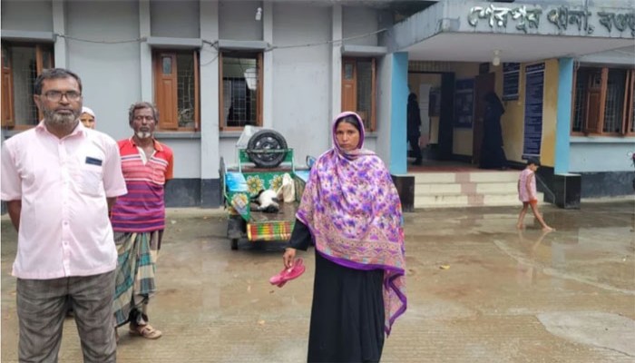 শেরপুরে কলা গাছের পাতা খাওয়ায় কুপিয়ে ছাগল হত্যা