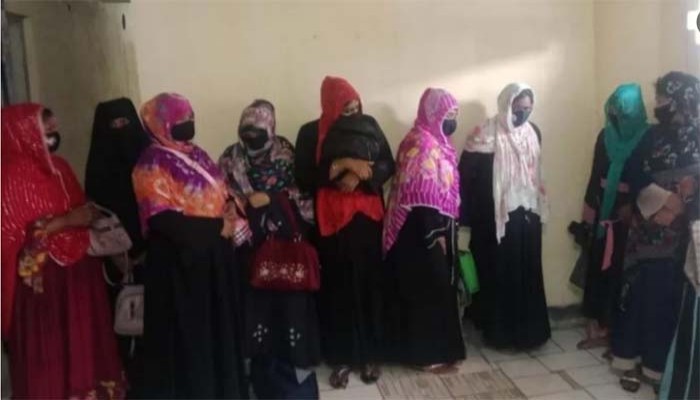 আবাসিক হোটেলে অভিযানে আটক ১৩ আবাসিক হোটেলে অভিযানে আটক ১৩