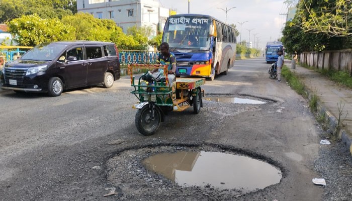 রাজশাহী কেন্দ্রীয় বাসটার্মিনাল নওদাপাড়া সড়কের বেহাল দশা, বাড়ছে সড়ক দূর্ঘটনা রাজশাহী কেন্দ্রীয় বাসটার্মিনাল নওদাপাড়া সড়কের বেহাল দশা, বাড়ছে সড়ক দূর্ঘটনা