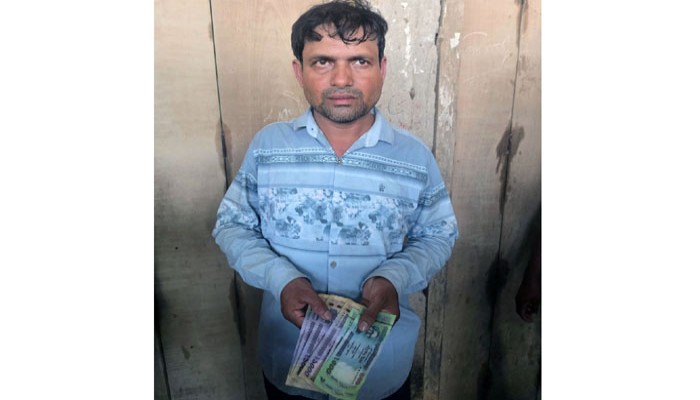 রাজশাহী নগরীতে জাল নোট-সহ যুবক গ্রেফতার রাজশাহী নগরীতে জাল নোট-সহ যুবক গ্রেফতার