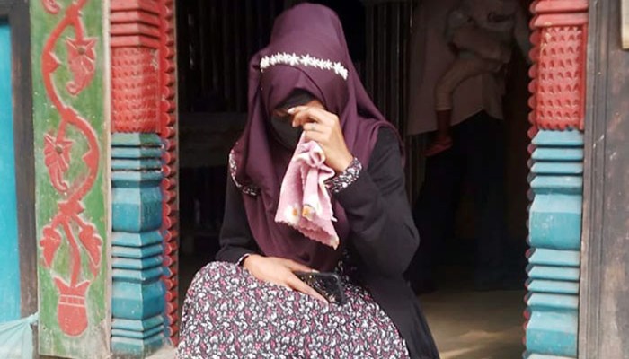 বিয়ের দাবিতে দুই সন্তানের জননীর অনশন, প্রেমিক উধাও বিয়ের দাবিতে দুই সন্তানের জননীর অনশন, প্রেমিক উধাও