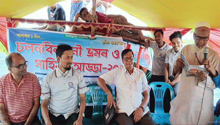 চলনবিল ভ্রমণে নৌকাতেই সাহিত্য আসর চলনবিল ভ্রমণে নৌকাতেই সাহিত্য আসর