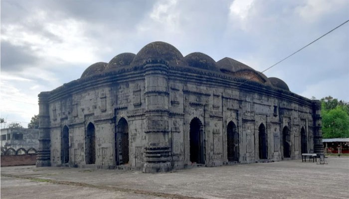 ইতিহাসের সাক্ষ্য ৫০০ বছরের পুরাতন সোনামসজিদ