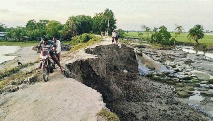 পটুয়াখালী কলাপাড়ায় বেড়িবাঁধ ভাঙনের শঙ্কায় নির্ঘুম রাত কাটছে হাজারো মানুষের পটুয়াখালী কলাপাড়ায় বেড়িবাঁধ ভাঙনের শঙ্কায় নির্ঘুম রাত কাটছে হাজারো মানুষের
