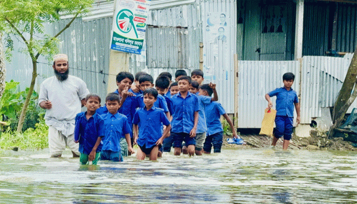 জলাবদ্ধতায় স্কুলে যাওয়া অনিশ্চিত শতাধিক শির্ক্ষাথীর জলাবদ্ধতায় স্কুলে যাওয়া অনিশ্চিত শতাধিক শির্ক্ষাথীর