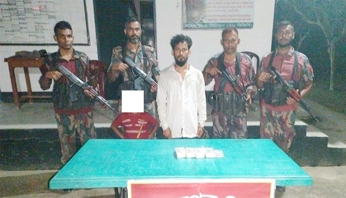 ভারতীয় জাল রুপিসহ পিতা-পুত্র আটক ভারতীয় জাল রুপিসহ পিতা-পুত্র আটক