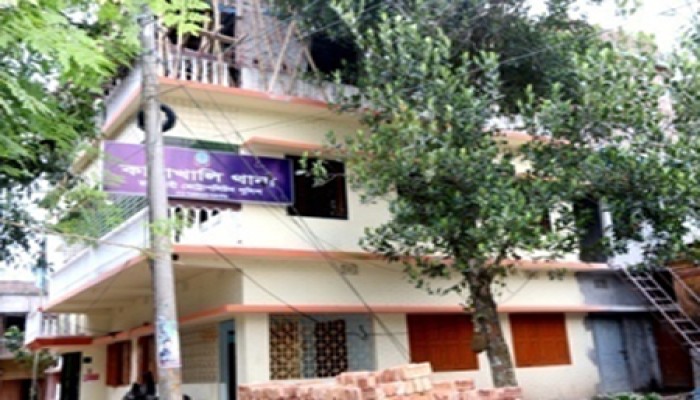 রাজশাহীতে পিস্তল পরিষ্কারের দুর্ঘটনায় গুলিবিদ্ধ পুলিশ সাব-ইন্সপেক্টর: জীবনের লড়াই চলছে! রাজশাহীতে পিস্তল পরিষ্কারের দুর্ঘটনায় গুলিবিদ্ধ পুলিশ সাব-ইন্সপেক্টর: জীবনের লড়াই চলছে!