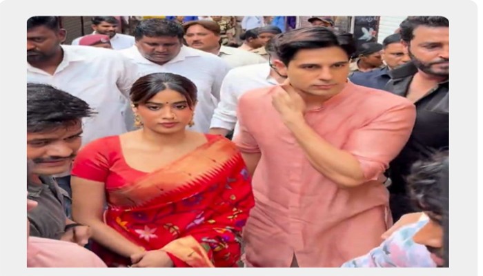 খালি পায়ে হাঁটছেন মুম্বইয়ের রাস্তায়, চোখেমুখে ভয়, গণপতি দর্শনে গিয়ে কী ঘটল জাহ্নবীর সঙ্গে? খালি পায়ে হাঁটছেন মুম্বইয়ের রাস্তায়, চোখেমুখে ভয়, গণপতি দর্শনে গিয়ে কী ঘটল জাহ্নবীর সঙ্গে?