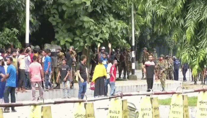 উত্তরা ইপিজেডে আইনশৃঙ্খলা বাহিনী-শ্রমিক সংঘর্ষে নিহত ১ উত্তরা ইপিজেডে আইনশৃঙ্খলা বাহিনী-শ্রমিক সংঘর্ষে নিহত ১