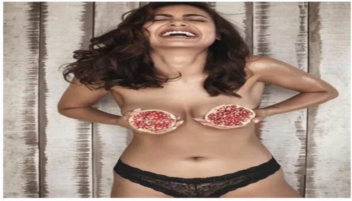 উন্মুক্ত বক্ষ বেদানা দিয়ে ঢাকলেন এশা