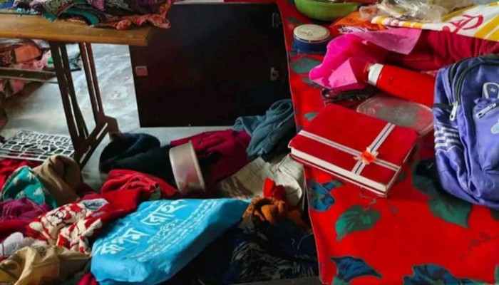 মহাদেবপুরে বিএনপি নেতার বাড়িতে দুর্ধর্ষ ডাকাতি: নগদ টাকা, মোটরসাইকেল ও স্বর্ণালঙ্কার লুট মহাদেবপুরে বিএনপি নেতার বাড়িতে দুর্ধর্ষ ডাকাতি: নগদ টাকা, মোটরসাইকেল ও স্বর্ণালঙ্কার লুট