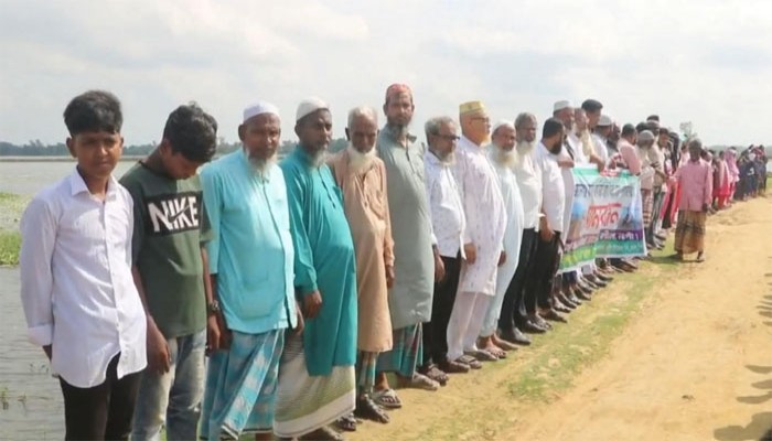 রাণীনগরের লাল মাটির রাস্তা পাকাকরণের দাবিতে শিক্ষার্থী-এলাকাবাসীদের মানববন্ধন