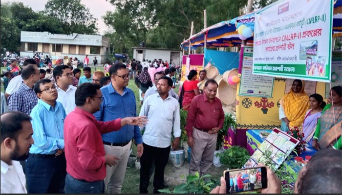 পত্নীতলায় কৃষকদের মাঝে বীজ ও সার বিতরণ পত্নীতলায় কৃষকদের মাঝে বীজ ও সার বিতরণ