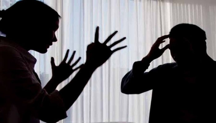 শিঙাড়া না আনায় স্ত্রীর হাতে মার খেলেন স্বামী, শ্বশুর-শাশুড়িরও মারধরের অভিযোগ শিঙাড়া না আনায় স্ত্রীর হাতে মার খেলেন স্বামী, শ্বশুর-শাশুড়িরও মারধরের অভিযোগ