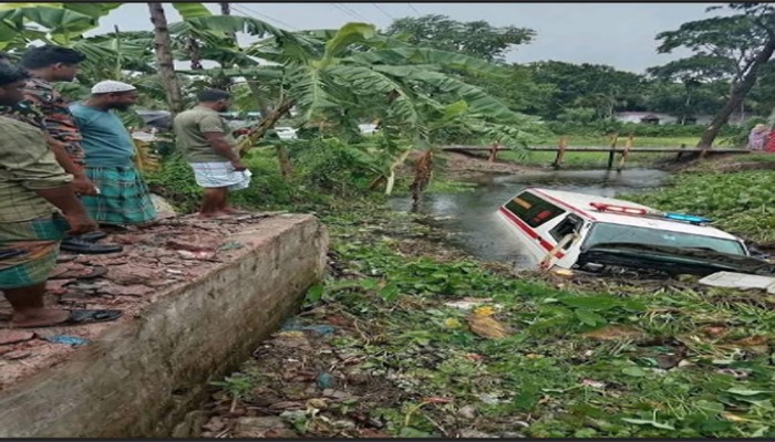 নোয়াখালীতে লাশবাহী অ্যাম্বুলেন্স পড়ে গেল খালে