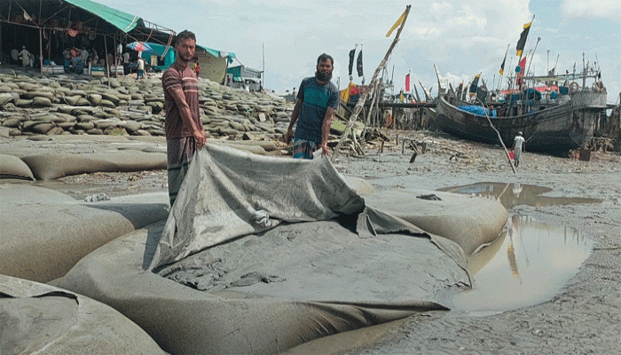 হাতিয়ায় নদী ভাঙন রোধকল্পে ফেলা বালিভর্তি জিও ব্যাগ ছিঁড়ে ফেলার অভিযোগ, স্থানীয়দের বিক্ষোভ