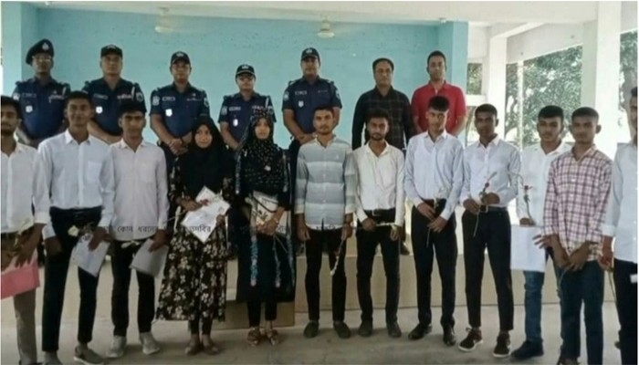 জয়পুরহাটে ১২০ টাকায় ১৩ জনের পুলিশে চাকরি জয়পুরহাটে ১২০ টাকায় ১৩ জনের পুলিশে চাকরি