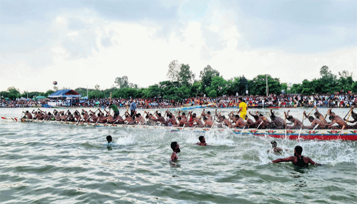 চলনবিলে নৌকাবাইচ দেখতে লক্ষাধিক দর্শনার্থীর আগমন চলনবিলে নৌকাবাইচ দেখতে লক্ষাধিক দর্শনার্থীর আগমন