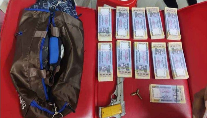 পার্লারে ফেলে যাওয়া ব্যাগ থেকে পিস্তল ও ১০ লাখ জাল টাকা উদ্ধার