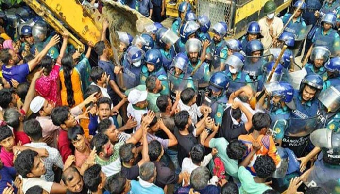 খুলনায় স্থানীয়দের সঙ্গে পুলিশের সংঘর্ষ, আহত ৩০ খুলনায় স্থানীয়দের সঙ্গে পুলিশের সংঘর্ষ, আহত ৩০