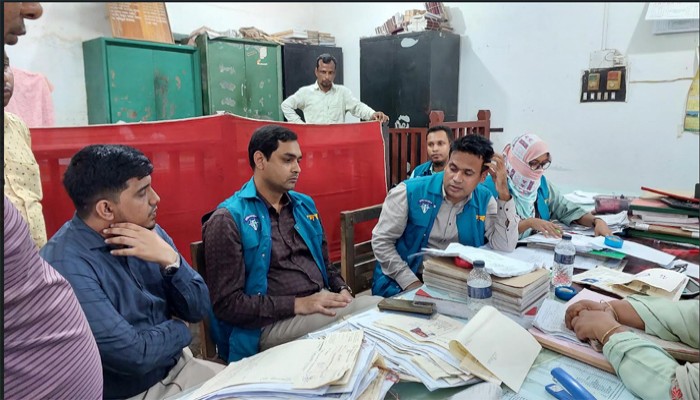 রাণীশংকৈল সাব রেজিস্টার অফিসে দূদকের অভিযান রাণীশংকৈল সাব রেজিস্টার অফিসে দূদকের অভিযান