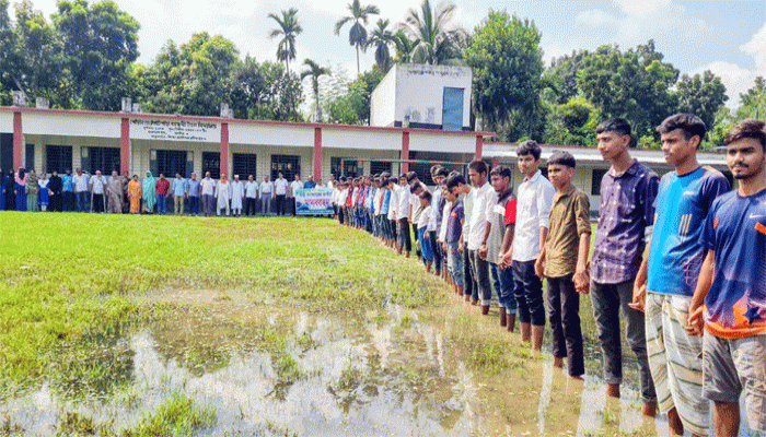 গুরুদাসপুরে জলাবদ্ধ স্কুলমাঠ সংস্কার দাবিতে মানববন্ধন গুরুদাসপুরে জলাবদ্ধ স্কুলমাঠ সংস্কার দাবিতে মানববন্ধন