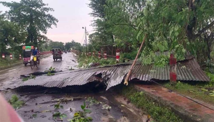 নওগাঁয় ঝড়ের তাণ্ডব, ব্যাপক ক্ষয়ক্ষতি  নওগাঁয় ঝড়ের তাণ্ডব, ব্যাপক ক্ষয়ক্ষতি