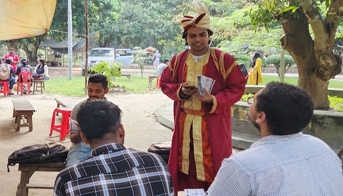 নবাব সিরাজউদ্দৌলার সাজে রাকসু প্রার্থীর অভিনব প্রচারণা
