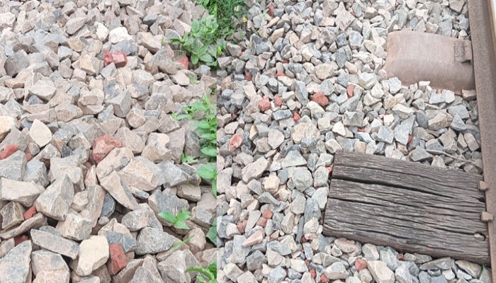 আব্দুলপুর-রাজশাহী রেলপথ/রেললাইনে ফেলা পাথরের মধ্যে ইটের খোয়া