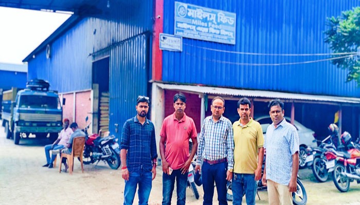 গুরুদাসপুরে ফিড কারখানা পরিদর্শনে মৎস্য কর্মকর্তা গুরুদাসপুরে ফিড কারখানা পরিদর্শনে মৎস্য কর্মকর্তা