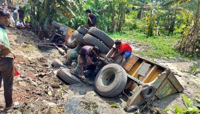 মাদারীপুরের রাজৈর উপজেলার শাখারপাড় সড়কে বেহাল দশা: জনদুর্ভোগ চরম মাদারীপুরের রাজৈর উপজেলার শাখারপাড় সড়কে বেহাল দশা: জনদুর্ভোগ চরম
