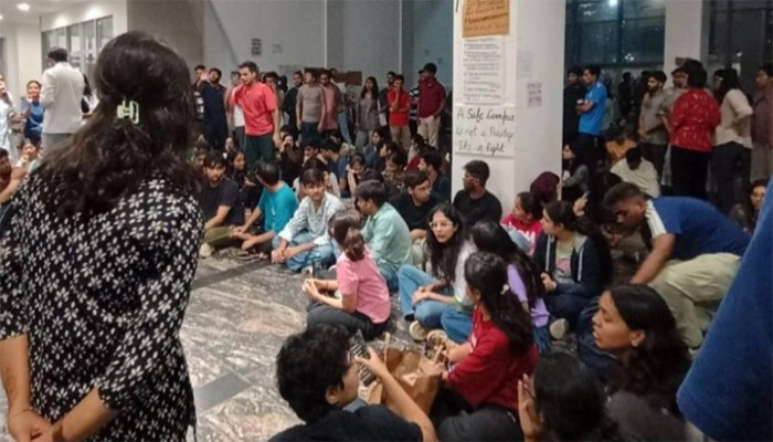 দক্ষিণ এশিয়ার বিশ্ববিদ্যালয়ে ছাত্রীকে গণধর্ষণের চেষ্টা, বিক্ষোভে উত্তাল ক্যাম্পাস দক্ষিণ এশিয়ার বিশ্ববিদ্যালয়ে ছাত্রীকে গণধর্ষণের চেষ্টা, বিক্ষোভে উত্তাল ক্যাম্পাস