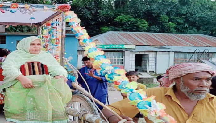 ঘোড়ার গাড়িতে চড়িয়ে প্রধান শিক্ষিকাকে বিদায় ঘোড়ার গাড়িতে চড়িয়ে প্রধান শিক্ষিকাকে বিদায়