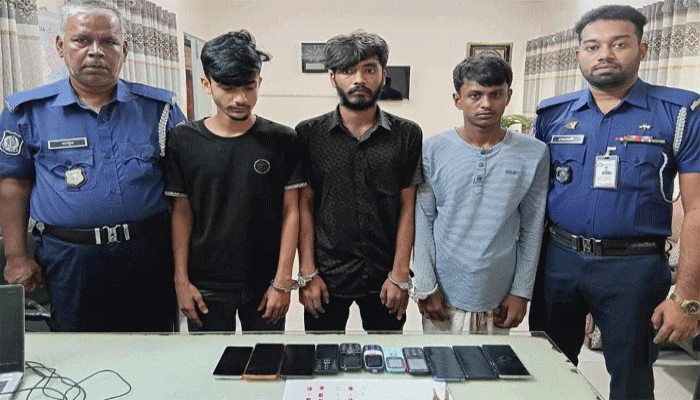 লালপুরে ইমো প্রতারক চক্রের ৩ সদস্য গ্রেপ্তার লালপুরে ইমো প্রতারক চক্রের ৩ সদস্য গ্রেপ্তার