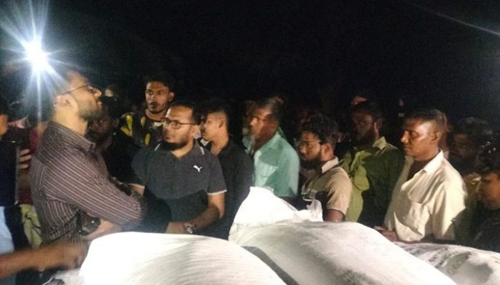 চারঘাটে গভীর রাতে সার পাচারকালে জনতার হাতে আটক, ডিলারের জরিমানা চারঘাটে গভীর রাতে সার পাচারকালে জনতার হাতে আটক, ডিলারের জরিমানা