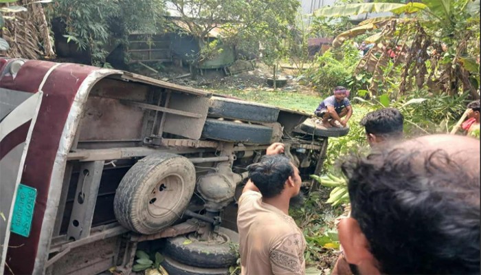 মাদারীপুরে যাত্রীবাহী বাস খালে পড়ে আহত ৭