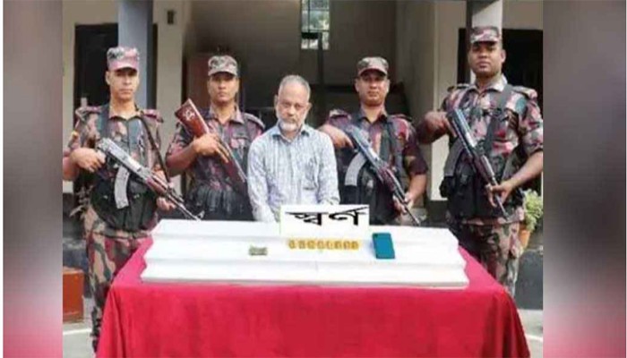 ২ কোটি টাকার সোনার বারসহ চোরাকারবারি ধরা ২ কোটি টাকার সোনার বারসহ চোরাকারবারি ধরা