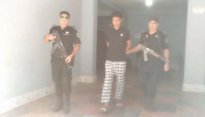 সুবর্ণচরের চাঁন্দা ডাকাতের ত্রাসের রাজস্ত্ব, র্যাবের অভিযানে পিস্তলসহ গ্রেপ্তার সুবর্ণচরের চাঁন্দা ডাকাতের ত্রাসের রাজস্ত্ব, র্যাবের অভিযানে পিস্তলসহ গ্রেপ্তার