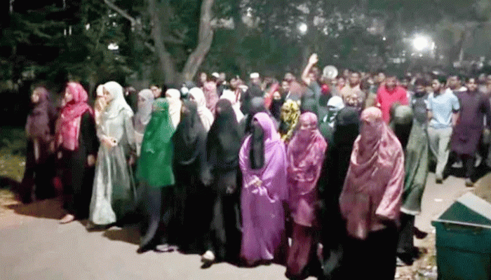 হিজাব বিতর্কিত ফেসবুক পোস্ট: রাবিতে অধ্যাপক মামুনের শাস্তি চেয়ে মধ্যরাতে বিক্ষোভ হিজাব বিতর্কিত ফেসবুক পোস্ট: রাবিতে অধ্যাপক মামুনের শাস্তি চেয়ে মধ্যরাতে বিক্ষোভ