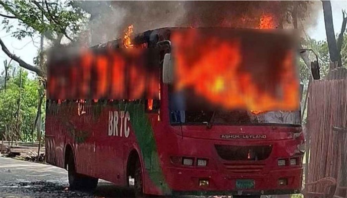 হঠাৎ বিআরটিসি বাসে আগুন, যা জানা গেল হঠাৎ বিআরটিসি বাসে আগুন, যা জানা গেল